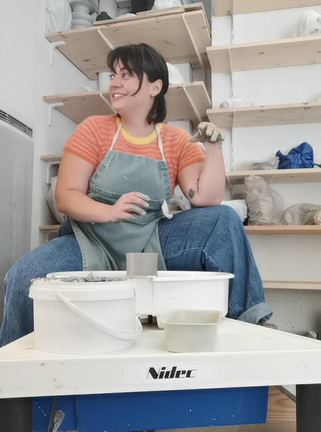 Léna Bovière dans son atelier